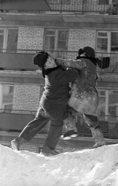 Дети на зимней прогулке, 1970-е. Видео «Валерий Брюсов. "Детская площадка"» с этой фотографией.