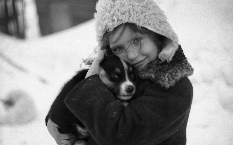 Девочка со щенком, 1970-е, Московская обл.. Выставка «Трогательные и беззащитные» с этой фотографией.