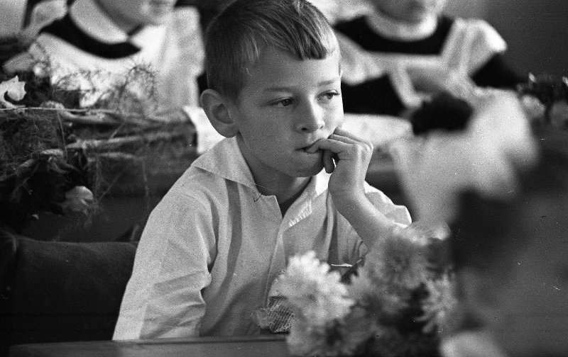 Портрет мальчика, 1970-е, г. Москва. Видео «Снова в школу» с этой фотографией.