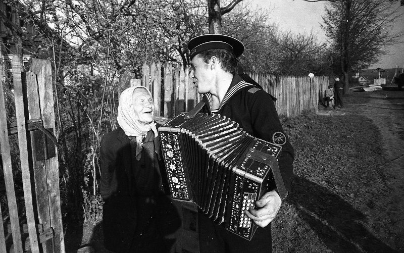 «Вася вернулся», 1970 год, Московская обл.. Выставка «Играй, гармонь!» с этой фотографией.