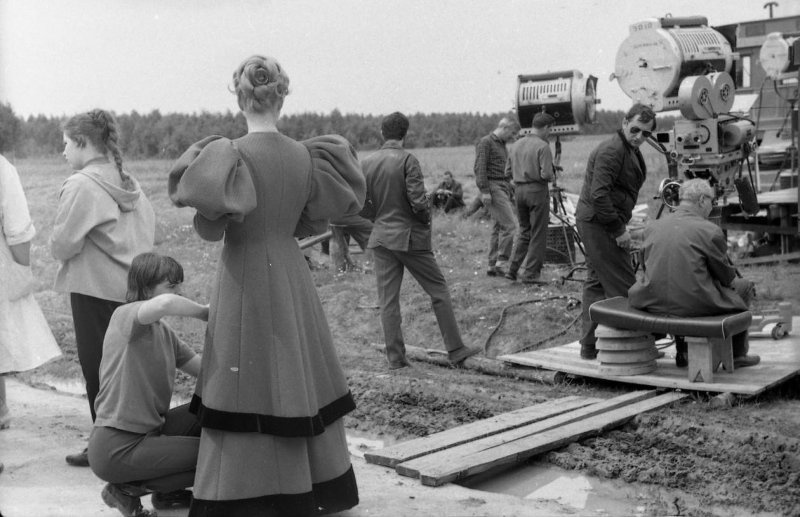 На съемках фильма «Сюжет для небольшого рассказа», 1968 год. В роли Лики Мизиновой – Марина Влади. Возле камеры – кинооператор&nbsp;Наум Ардашников, режиссер&nbsp;Сергей Юткевич.Видео «Марина, русская душою» с этой фотографией.