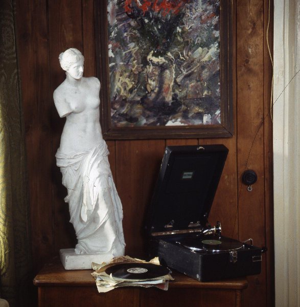 Без названия, 1987 - 1991. Выставка «"Вертушки" и пластинки XX века» с этой фотографией.&nbsp;