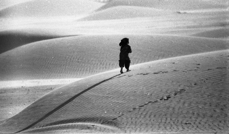 Фото "Девочка в пустыне", 1978 год - История России в фотографиях