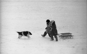 Дети на зимней прогулке, 1968 год. Выставка «Санки. Зимнее развлечение не только для детей» с этой фотографией.