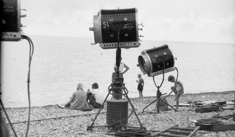 «Пляж не для загара», 1970-е. На съемочной площадке. Осветительные приборы Одесской киностудии на галечном пляже Черноморского побережья.&nbsp;Выставка «Фотограф и кино» с этой фотографией.