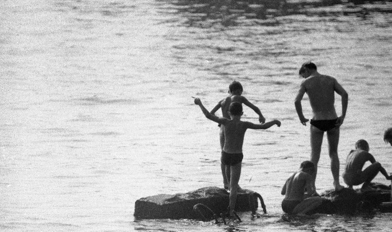 Фото "Купание", 1960 год - История России в фотографиях