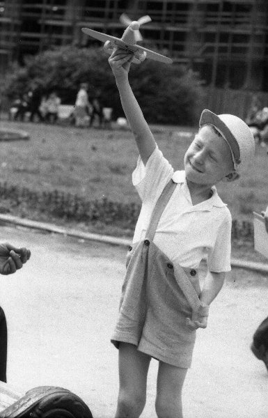 Портрет мальчика с самолетом, 1967 - 1969