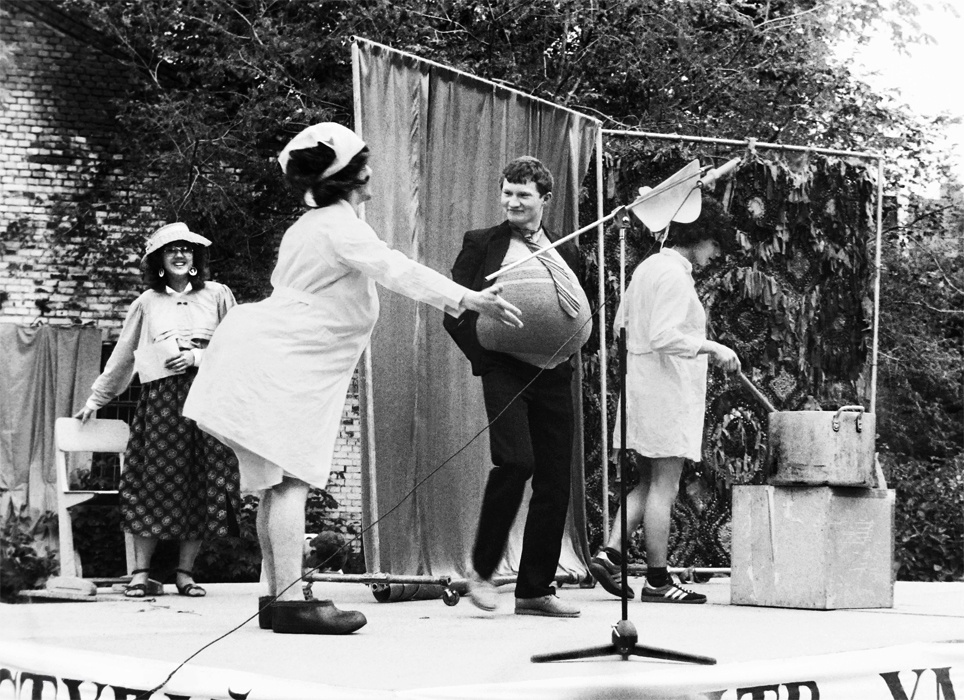 Театральная миниатюра, 1987 год, г. Новосибирск. Шутили над чиновниками и в давние времена: визит санитарного инспектора в столовую. Праздник газеты "Молодость Сибири". Выступление молодёжного театрального коллектива.Выставка «В Новосибирске Сергея Секретарева» с этой фотографией.