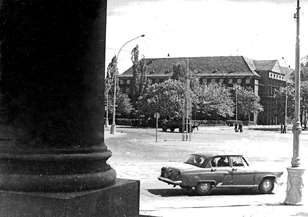 Вид на Обком КПСС со ступенек Драмтеатра, 1970 год, Калининградская обл., г. Калининград. Выставка «Калининград» с этой фотографией.