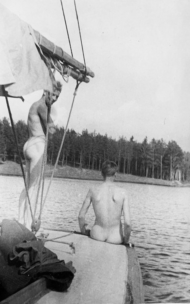 Обнаженные мужчины на парусной лодке в Измайловском лесопарке, 19 июля 1930, г. Москва. Выставка «Нудизм в СССР» с этим снимком.