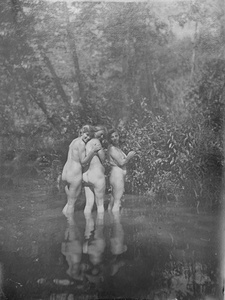 ПКиО имени Сталина. Обнаженные работницы Измайловской мануфактуры купаются в Красном ручье, 25 июня 1932, г. Москва