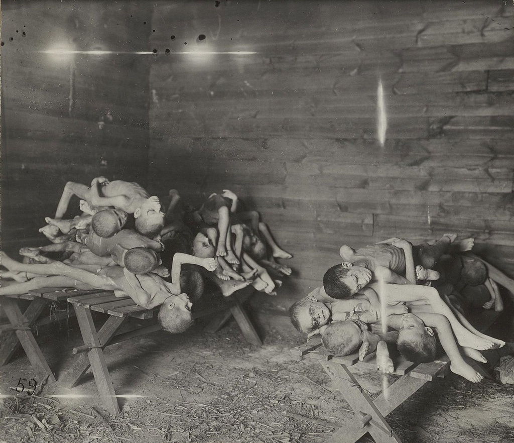 Поволжье, Саратов. Дети умершие от голода, 1 марта 1922, г. Саратов. Голод в Поволжье 1921–1922 годов — массовый голод во время Гражданской войны в России. Известен как голод в Поволжье, в связи с тем, что регионы Южного Урала и Поволжья пострадали наиболее длительно и массово. Пик голода пришелся на осень 1921&nbsp;–&nbsp;весну 1922 года, хотя случаи массового голодания в отдельных регионах регистрировались с осени 1920 года до начала лета 1923 года. Согласно данным официальной статистики, голод охватил 35 губерний, сильно пострадали Самарская, Саратовская губернии, голод охватил Поволжье, Южную Украину, Крым, Башкирию, Казахстан, частично Приуралье и Западную Сибирь общим населением в 90 миллионов человек, из которых голодало не менее 40 миллионов (по официальным советским данным&nbsp;–&nbsp;28 миллионов).Голод обернулся не менее чем шестью миллионами погибших, ростом заболеваемости во всех возрастных группах населения и сокращением продолжительности жизни. В ходе борьбы с голодом советское правительство впервые приняло помощь от капиталистических стран. Изъятие церковных ценностей для борьбы с голодом одновременно послужило советским властям инструментом осуществления массированной атаки на религиозные организации. Американская администрация помощи отправили еду и лекарства, которыми накормили около 11 миллионов человек.