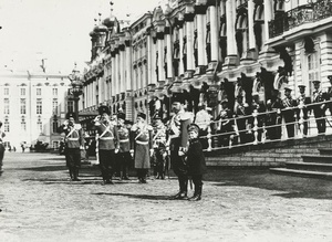 Лейб-гвардии Сводно-казачий полк, 1910 год, Санкт-Петербургская губ., г. Царское Село. На фотографии: Наследник Цесаревич и Великий Князь Алексей Николаевич;&nbsp;Государь Император Николай Второй;&nbsp;Генерал-инспектор кавалерии генерал от кавалерии Всеволод Матвеевич Остроградский;&nbsp;Помощник Главнокомандующего войсками Гвардии и Санкт-Петербургского военного округа генерал от инфантерии Михаил Александрович Газенкампф;&nbsp;Командир Гвардейского корпуса генерал-лейтенант Владимир Николаевич Данилов;Командир лейб-гвардии Сводно-Казачьего полка генерал-майор Леонид Иванович Жигалин;Помощник командира лейб-гвардии Сводно-Казачьего полка по строевой части полковник Владимир Феофилактович Железнов.Видео&nbsp;«Николай Романов»,&nbsp;«Цесаревич Алексей: неразгаданное детство» и «Казаки» с этой фотографией.