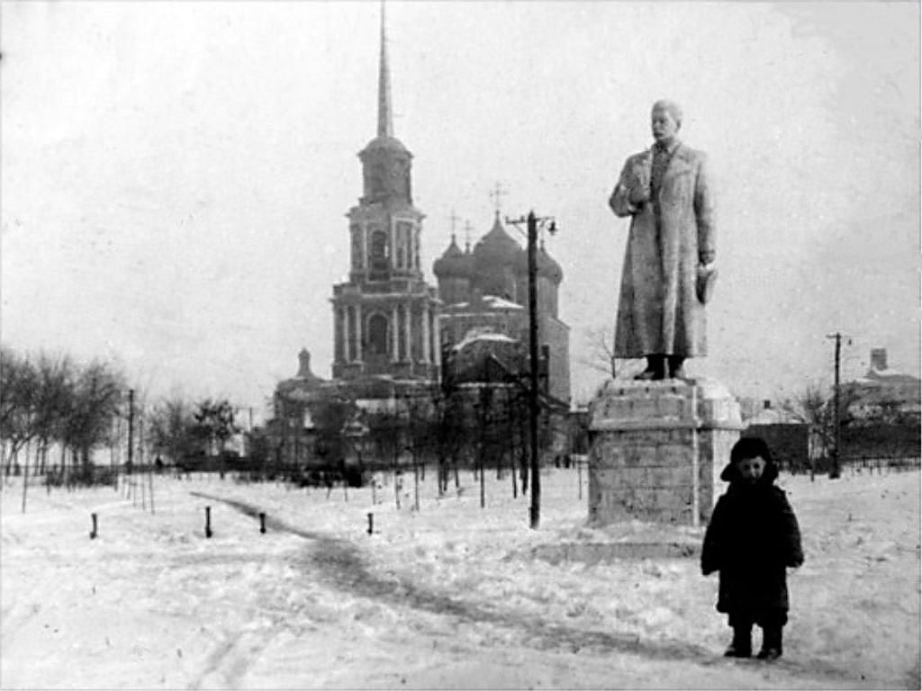 Памятник И. В. Сталину на Ильинской площади, 1952 - 1953, Рязанская обл., г. Рязань. Выставка «Зимние портреты» с этой фотографией.