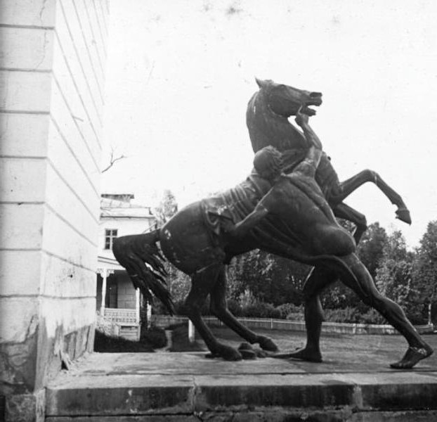 Скульптурная группа у входа на Конный двор, 1910-е, Московская губ., Московский у., с. Влахернское, усадьба Кузьминки. Скульптурные группы «Укротители коней», отлитые по моделям Петра Клодта, были установлены в 1846 г. у Музыкального павильона и входа на Конный двор.