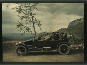 Козаковы и Веденисовы в Ялте, 1911 - 1912, Таврическая губ., г. Ялта. Выставка «10 лучших фотографий Крыма»&nbsp;и «10 автохромов Петра Вединисова», видео «К 180-летию фотографии. Эпизод VII: "Автохром"» с этим снимком.Дорога в сторону Коккоз (ныне село Соколиное).