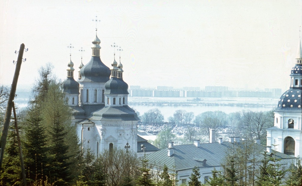 Вид сквозь купола Выдубицкого монастыря на новый район Березняки в Киеве, май 1980, г. Киев, Печерский р-н. 