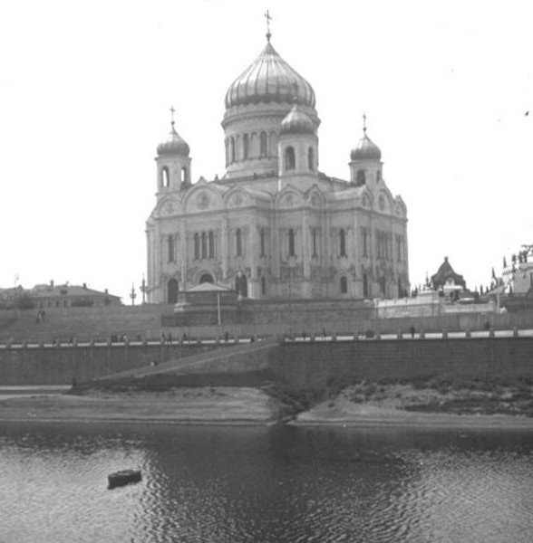Храм Христа Спасителя со стороны Москвы-реки, 1911 - 1912, г. Москва. Построен в 1839–1883 годах по проекту архитектора Константина Тона, взорван в 1931 году.