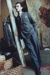 Из серии «Моды Петровского Бульвара», 1989 год, г. Москва. Фотосессия для британского журнала i-D, посвященного авангардной моде, музыке, искусству и молодежной культуре. Был основан дизайнером и бывшим арт-директором Vogue Терри Джонсом в 1980 году.Выставки «10 модных фотографий: 1980-е» и «Мода ХХ века в 100 фотографиях» с этим снимком.