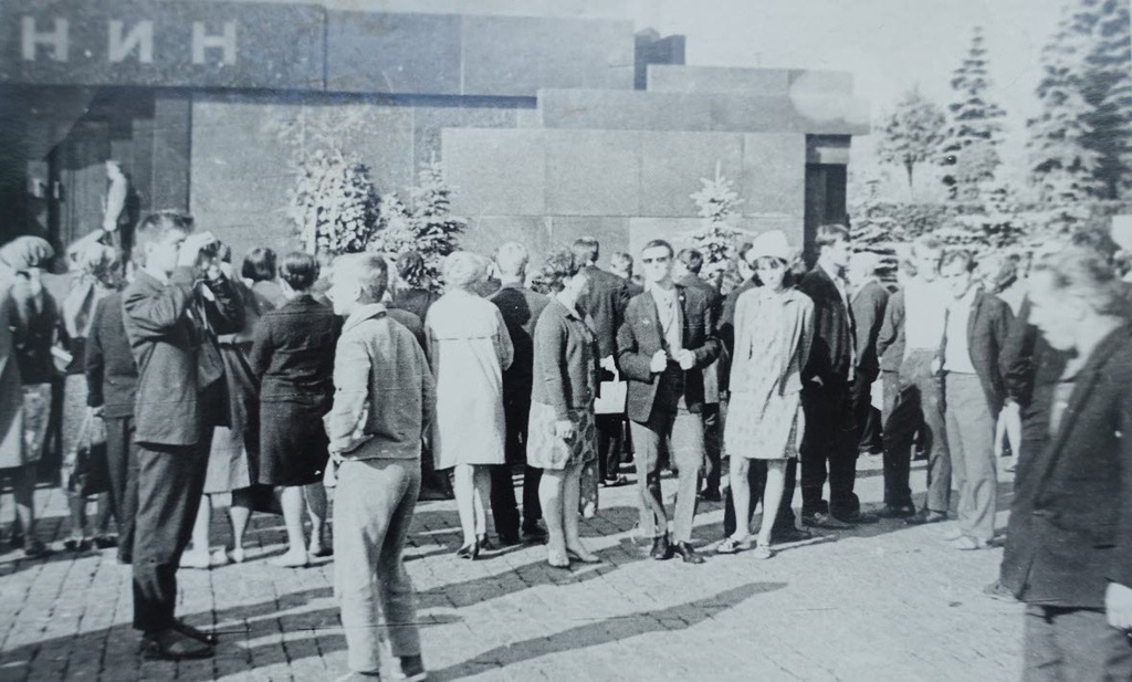 У Мавзолея, июнь - август 1968, г. Москва. Фотография из архива пользователя М Алина.&nbsp;