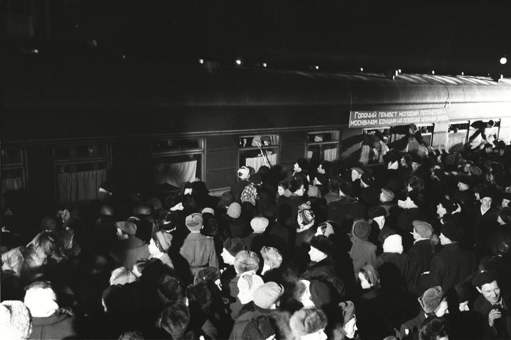 Отправляется первый поезд с целинниками, 1954 год, г. Москва. Выставки&nbsp;«Вокзалы: встречи и расставания»&nbsp;и «История страны под стук колес» с этой фотографией.