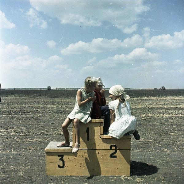Дети на пьедестале, 1968 год, Краснодарский край, Кореновский р-н, станица Платнировская. Выставка «СССР в 1968 году» с этой фотографией.