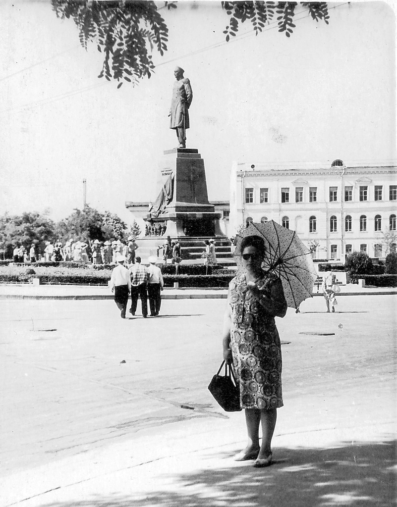 Площадь Нахимова, 1970 - 1975, г. Севастополь. Выставка «Советский Севастополь в лицах» с этой фотографией.&nbsp;