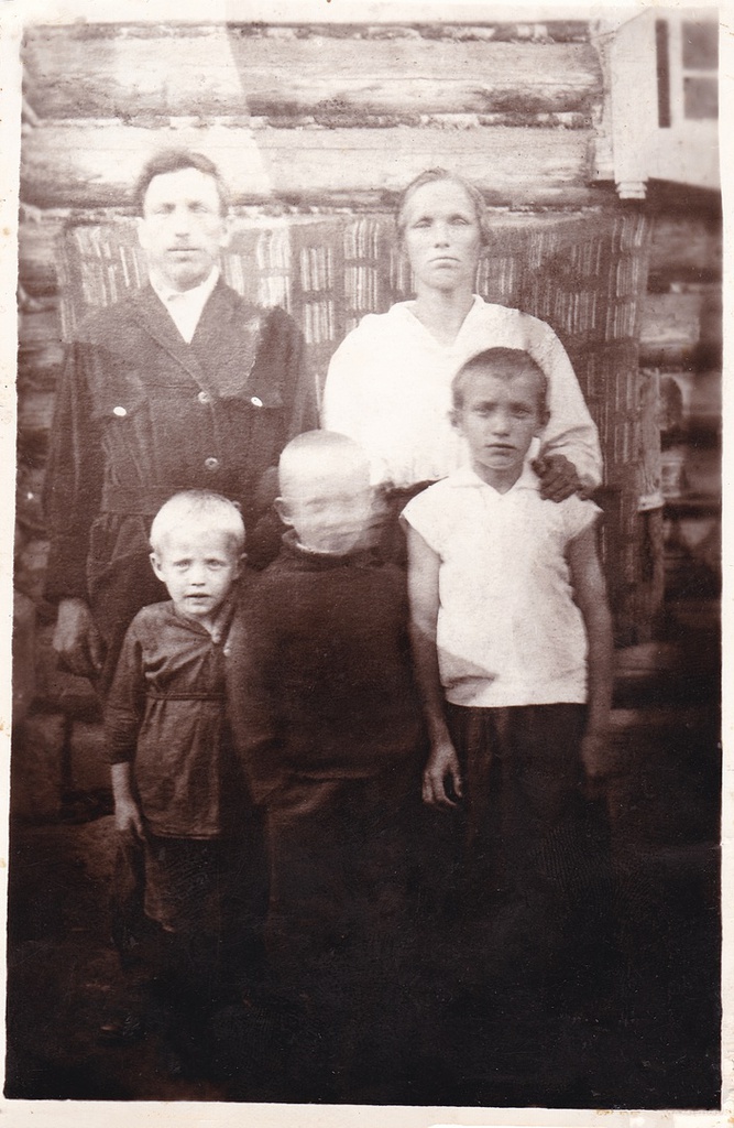 Жители деревни Соловьево, 1920 - 1930, Вятская губ., Уржумский у., Косолаповская волость, д. Соловьево. Фотография из архивы Оксаны Абориной.