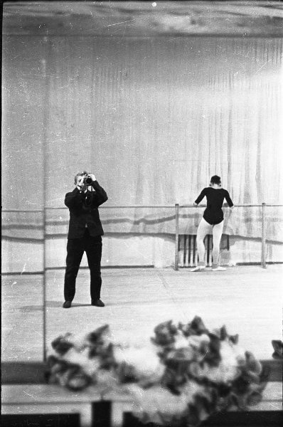 Фотограф Эдуард Козадаев в репетиционном зале. Справа – балерина Маджи (Юламей Скотт), 1967 - 1969, г. Москва. Выставка «Памяти фотографа Эдуарда Козадаева» с этим снимком.&nbsp;