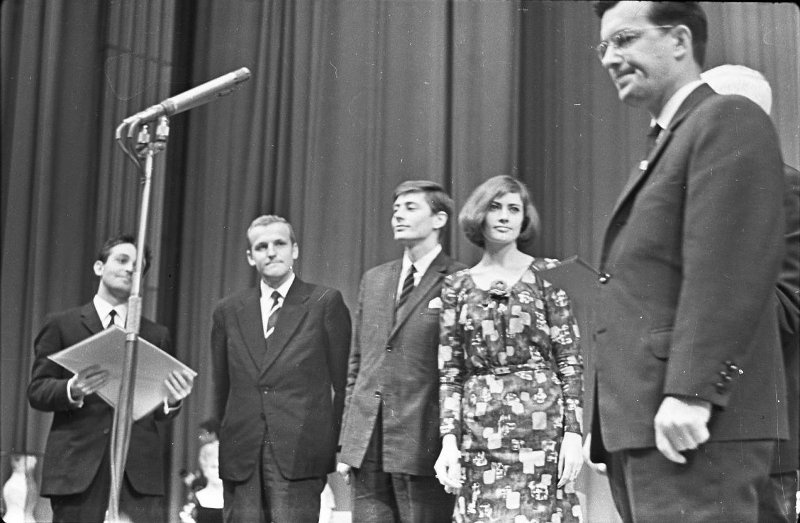 Актеры Валентин Смирнитский и Виктория Федорова на церемонии закрытия IV Московского кинофестиваля, 20 июля 1965, г. Москва
