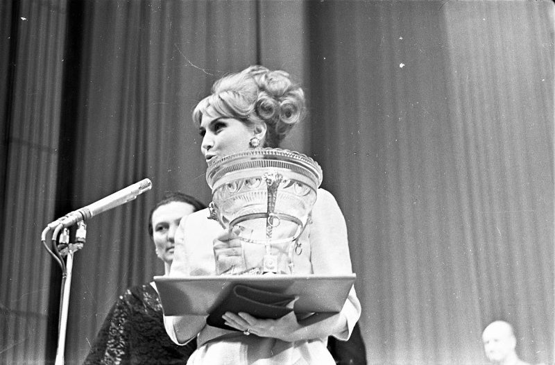 Церемония закрытия IV Московского кинофестиваля. Испанская киноактриса Пилар Клеменс с призом Союза кинематографии СССР за роль в фильме «Актеон», 20 июля 1965, г. Москва