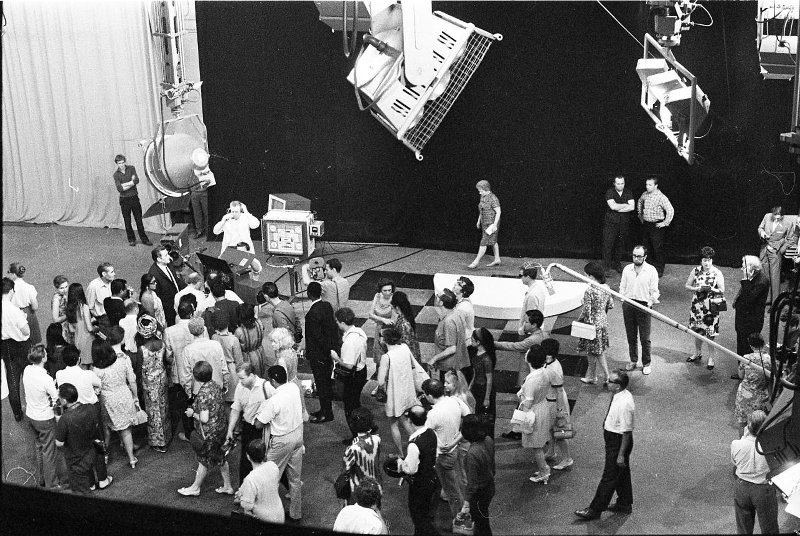 Гости VI Московского международного кинофестиваля в телевизионной студии в Останкино, 7 - 22 июля 1969, г. Москва. Выставка «"Фабрика телевизионных программ"» с этой фотографией.
