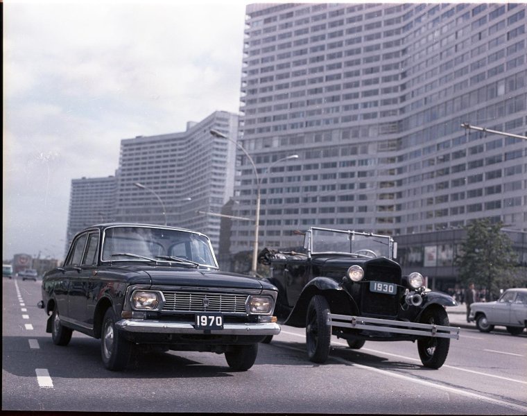 Автомобиль «Москвич-412» на Калининском проспекте, 1970 год, г. Москва. Ныне улица Новый Арбат.Выставка «Съемки для рекламы советских автомобилей» с этим снимком.