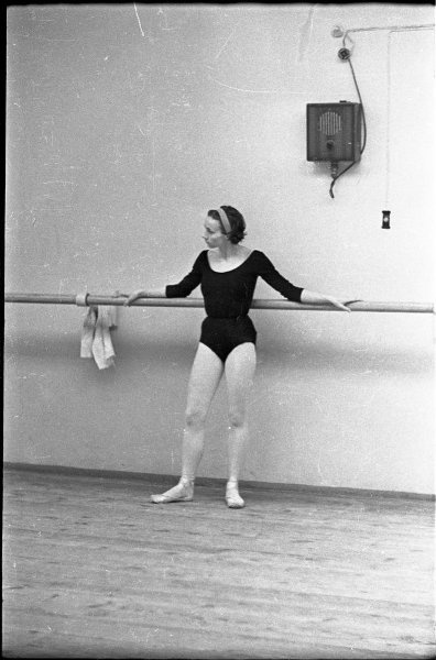 В репетиционном зале, 1967 - 1969, г. Москва. Выставка «Ballet Époque» с этой фотографией.