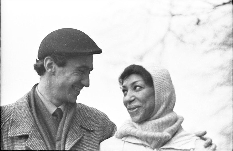 Балерина Маджи (Юламей Скотт) с мужем, артистом балета, балетмейстером Юрием Папко, 1967 - 1969. Выставка «Сезон шапок» с этой фотографией.