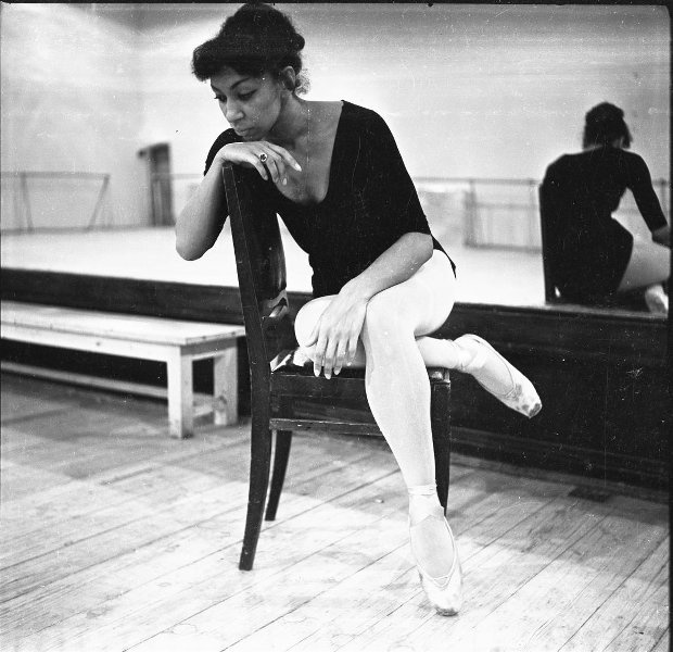 Маджи (Юламей Скотт) в репетиционном зале Большого театра, 1967 - 1969, г. Москва. Выставка «Ballet Époque» с этой фотографией.