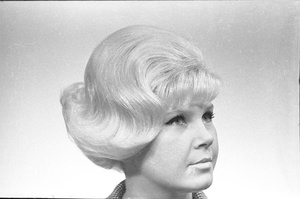 ХI конкурс парикмахеров. Модель с конкурсной прической, июнь - август 1966, г. Москва. Первый всероссийский.Выставка «Советские блондинки» с этой фотографией.