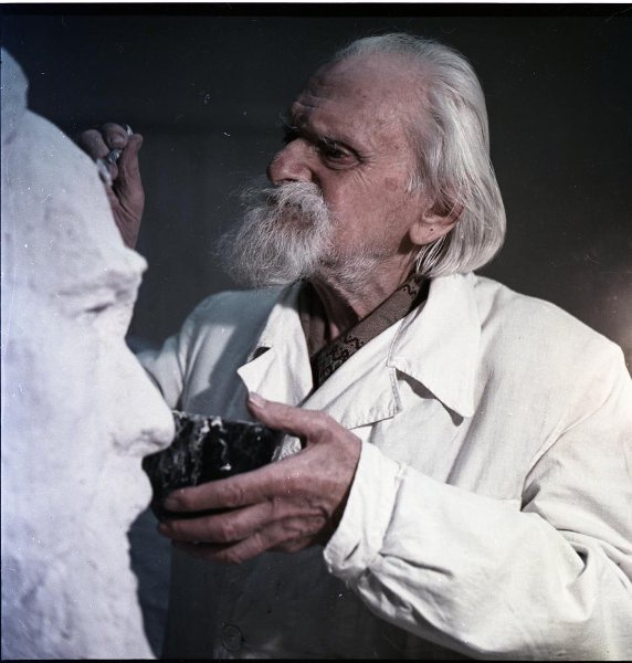 Латвийский, советский скульптор-монументалист Теодор Залькалн, 1965 - 1972, Латвийская ССР, г. Рига. Выставка «Памяти фотографа Эдуарда Козадаева» с этим снимком.&nbsp;