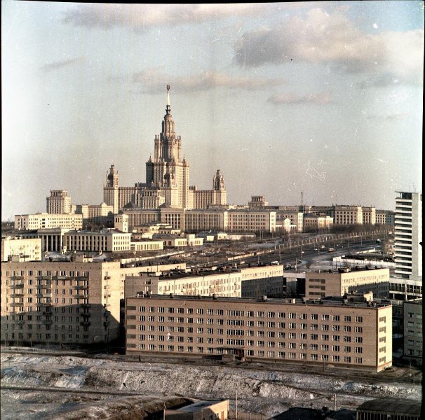 Вид на здание Московского университета на Ленинских Горах, 1970-е, г. Москва. Выставка «Памяти фотографа Эдуарда Козадаева» с этим снимком.&nbsp;
