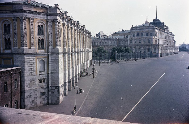 На территории Московского Кремля, 1959 - 1960, г. Москва. Большой Кремлевский дворец построен в 1838–1849 годах по повелению императора Николая I группой русских архитекторов под руководством Константина Тона. В настоящее время является парадной резиденцией Президента Российской Федерации. Здание Оружейной палаты построено в 1851 году архитектором Константином Тоном. Чугунная решетка между Оружейной палатой и Большим Кремлевским дворцом, выполненная по проекту Ивана Мироновского, установлена в 1840-х годах.Выставка «Оружейная палата. Сокровища империи» с этим снимком.