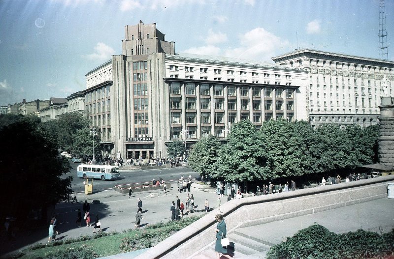Универмаг, 1965 - 1969, Украинская ССР, г. Киев. Здание построено в 1936–1939 годах; автор проекта – Алексей Щусев, архитектор – Даниил Фридман.