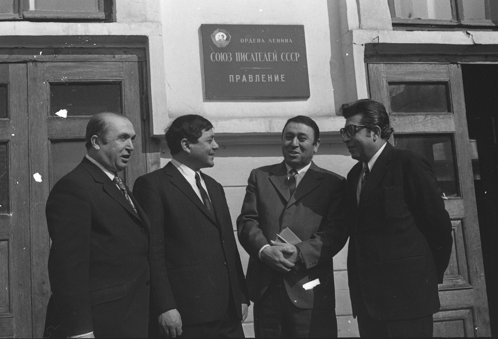 У правления Союза писателей СССР, 27 марта 1973. Иосиф Нонешвили, Джабир Новруз, Наби Хазри, Степан Аладжаджян.