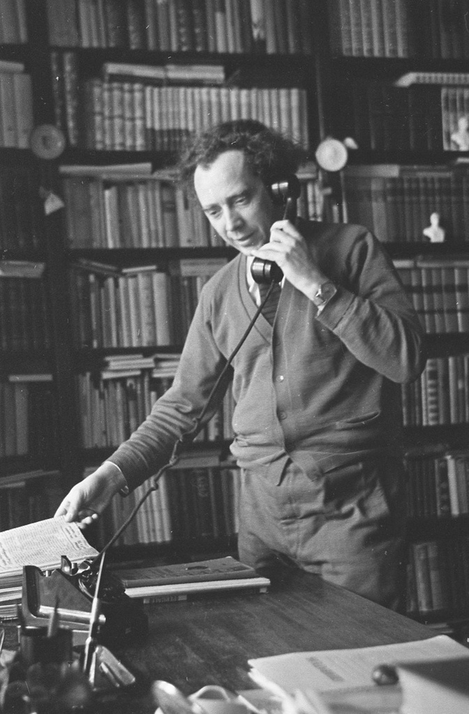 Поэт Вацис Реймерис, декабрь 1961, Литовская ССР, г. Вильнюс. Выставка «У меня зазвонил телефон...» с этой фотографией.