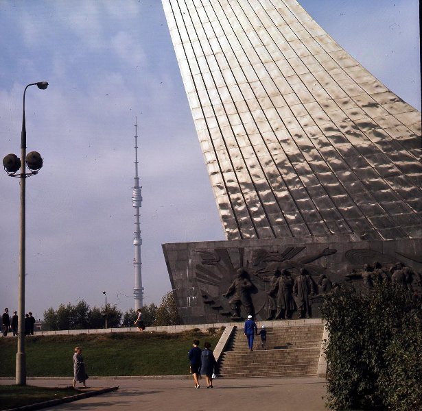 Вид на стилобат монумента «Покорителям космоса» и Останкинскую телебашню, 1966 - 1972, г. Москва. Выставка «"Фабрика телевизионных программ"» с этой фотографией.