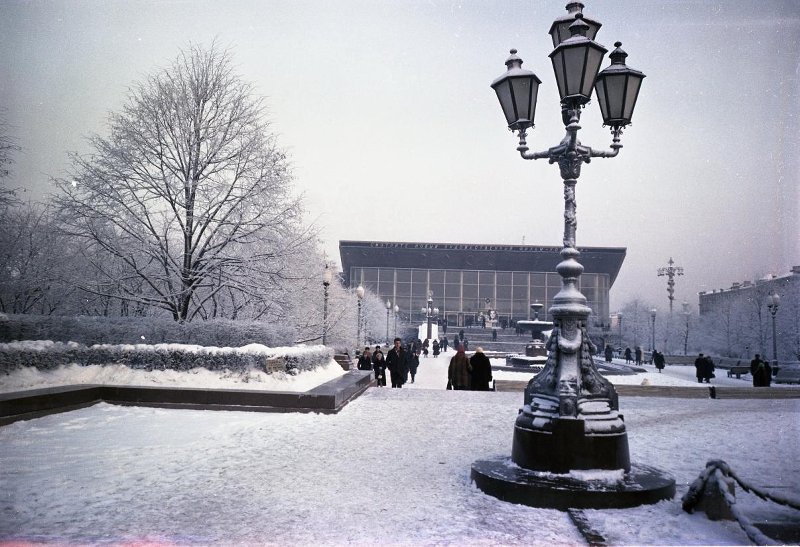Кинотеатр «Россия», 1962 год, г. Москва. Выставка «Для совместного просмотра» с этой фотографией.