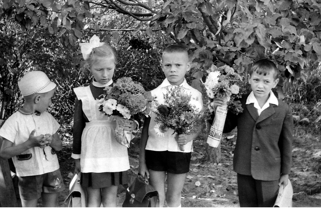 Фото "Дети нашего двора собираются в школу", 1 сентября 1967 ...