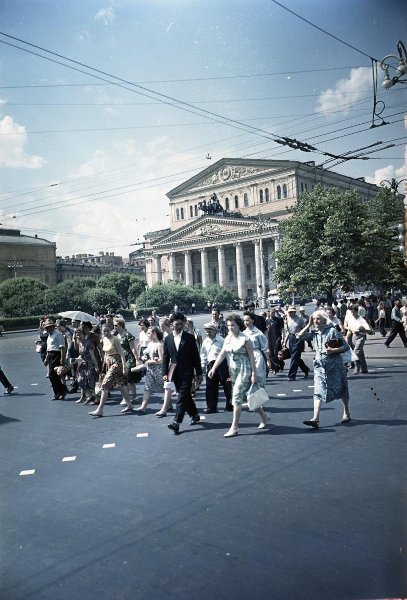 Пешеходы перед Большим театром, 1956 - 1963, г. Москва