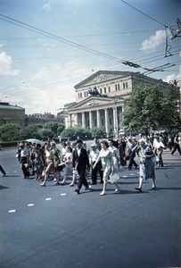Пешеходы перед Большим театром, 1956 - 1963, г. Москва