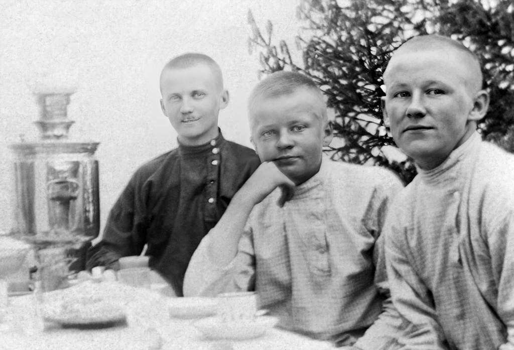 Чаепитие в Златоусте, 1890 - 1892, Челябинская обл., г. Златоуст. Слева на фото прадед – Дмитрий Степанович Тютев (1870–1942) со своими младшими братьями Василием и Иваном.