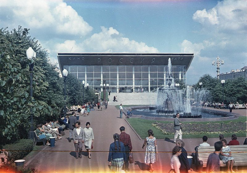 Кинотеатр «Россия», 1961 - 1965, г. Москва. Выставка «Для совместного просмотра» с этой фотографией.